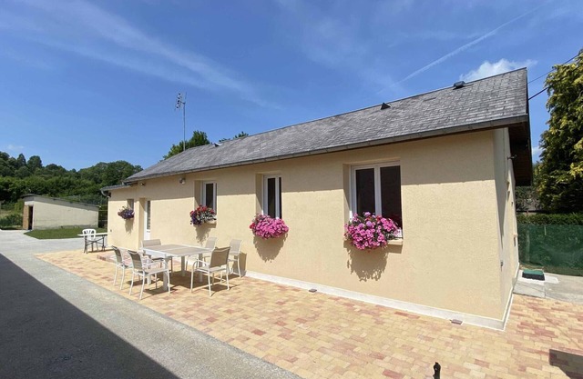 Single-storey house with enclosed garden and electric charging, pets allowed