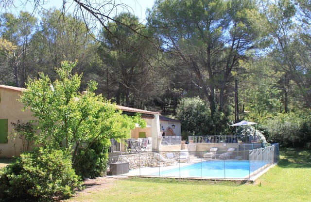 Single storey villa in large park with swimming pool