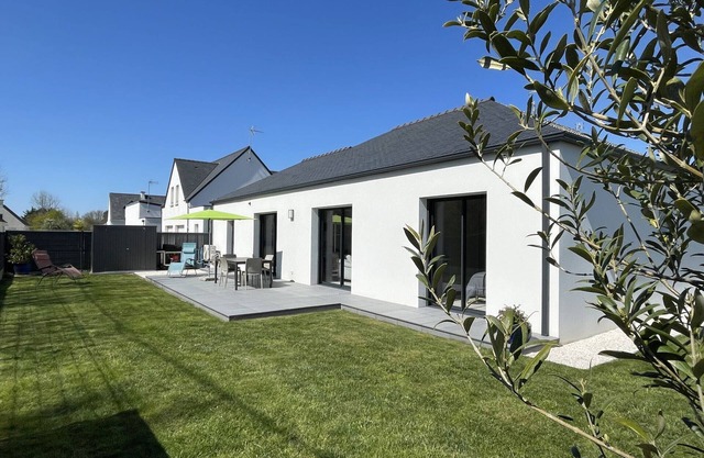 Single-story house 800m from beach, sleeps 6, pets allowed, parking, wifi