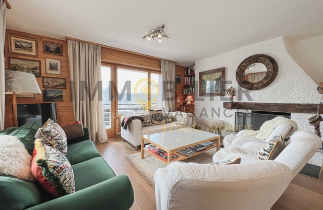 Situé à l'entrée du village, à proximité immédiate du bus navette et des commerces, ce lumineux et s