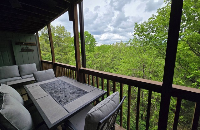 Siver Dollar City Just 5 Minutes Away From This Family Friendly 2bd 2 ba Condo