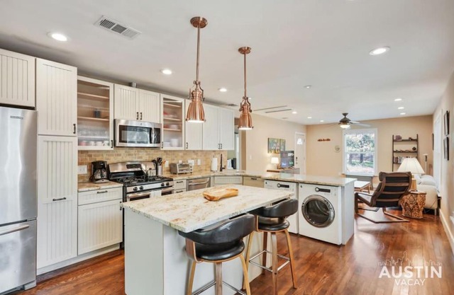 Sizable Screened in Porch w Luxury Kitchen and Bath