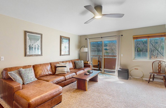 Ski condo close to hiking & lake w/private balcony & fireplace