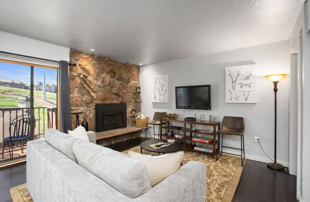 Ski In Access, Renovated, California King Bed, Easy Walk to Shops, Restaurants, Free Bus