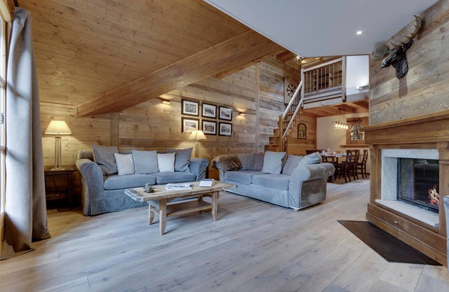 Ski-in apartment, 4 bdrm, 10 ppl, pool, jacuzzi, WiFi