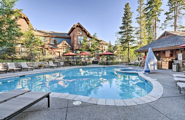 Ski-In Breckenridge Condo w/Fireplace + Balcony!