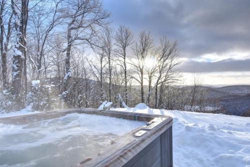 Ski-in/Car-out, HOT TUB with Amazing sunset view