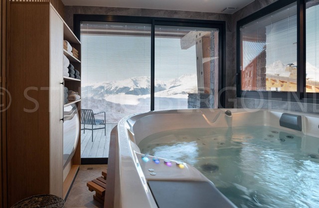 Ski-in chalet with spa and home cinema, 6 bedrooms, sleeps 14