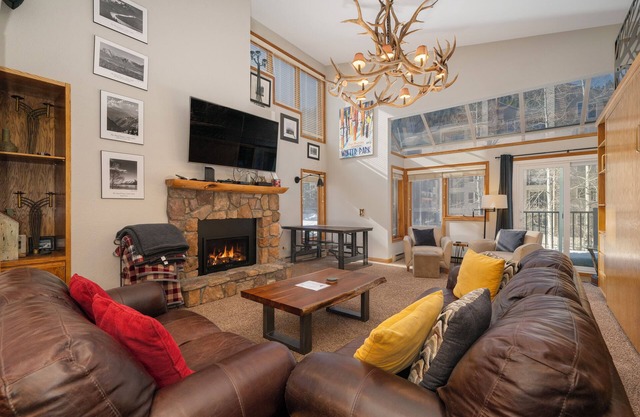 Ski-In/Out/2 King Suites + Sleeping Loft/Pool & Hot Tubs & private garage