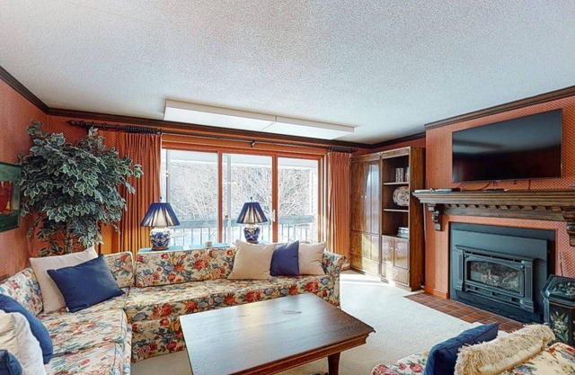 Ski-In/Out 2-Story Condo w/Shared Heated Outdoor Pool, Fast WiFi, Fireplace, A/C