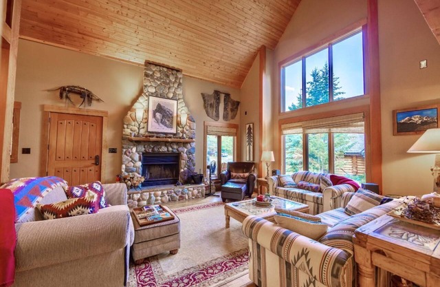 Ski In/out Chalet, Comfortably Sleeps 14, Hot Tub/Games room. Pet Friendly