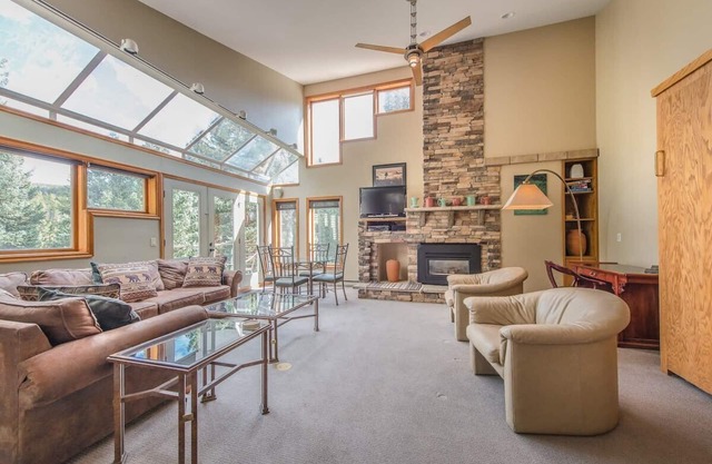 Ski-In/Out Condo w/Trails, Pool & Hot Tub