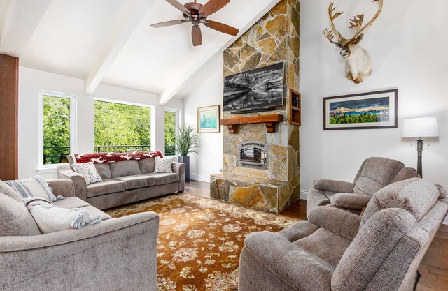 Ski-in/out home with fast WiFi, mountain views & deck - near hiking & town