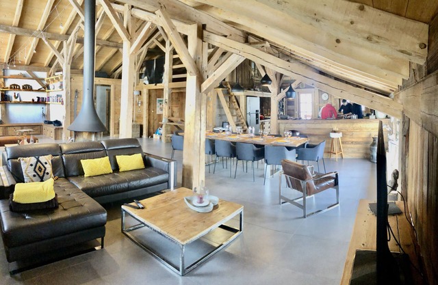 SKI IN/OUT: Large 400m renovated chalet on the slopes