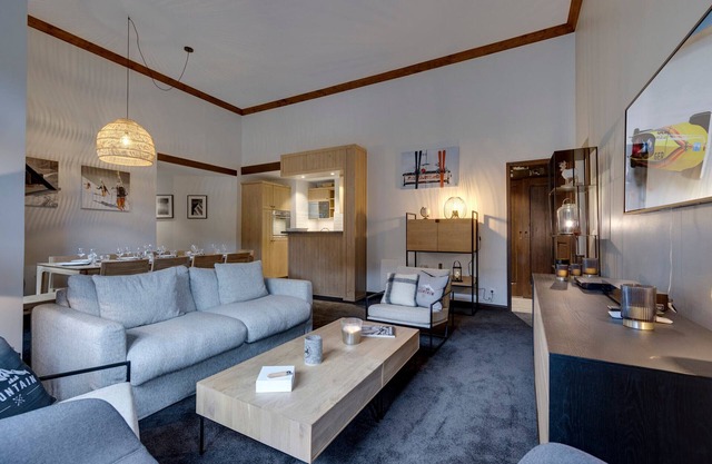 Ski-in/ski-out apartment with pool and spa
