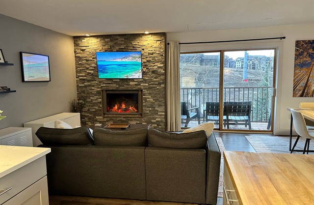 Ski In Ski Out: 2 King Beds, Hot Tub , Gas Fireplace,Balcony, Close to Base Area