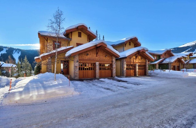 Ski-in/ski-out, 4 bed 3.5 bath & Hot-tub just 5 min walk from the Village!