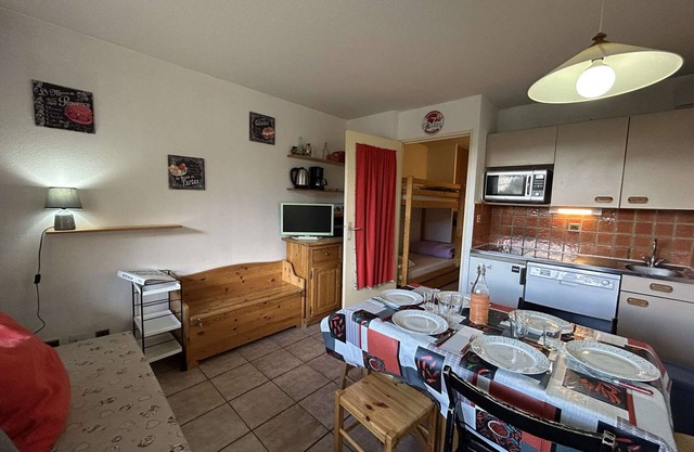 Ski-in/Ski-out Apt for 6, Pets Welcome, Parking Included