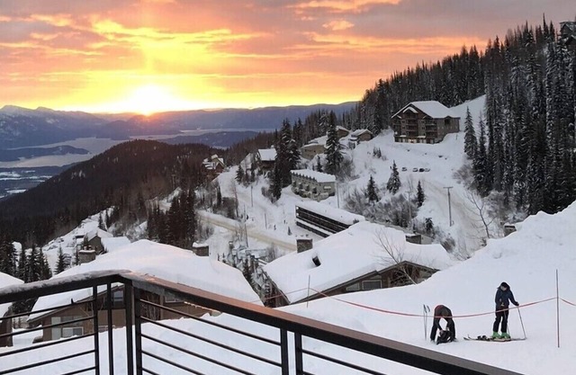 Ski in Ski out chalet with hot tub - Walk to the Village