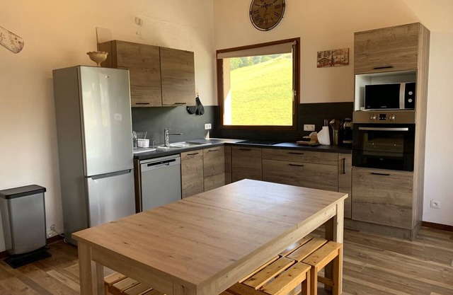Ski-In/Ski-Out Duplex with Balcony, Near Shops, Sleeps 6