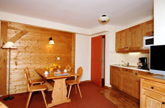 Ski-in/ski-out & foot of the slopes, fitness, swimming pool, sauna, parking, tv, 20-25m², Le Corbier