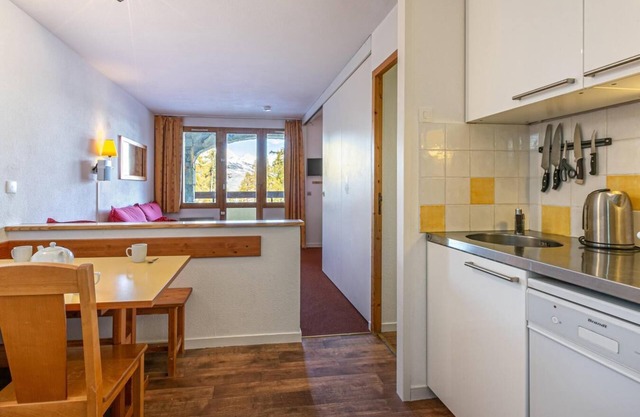 Ski-in/ski-out & foot of the slopes, 4th floor, view mountain, balcony, tv, 25m²