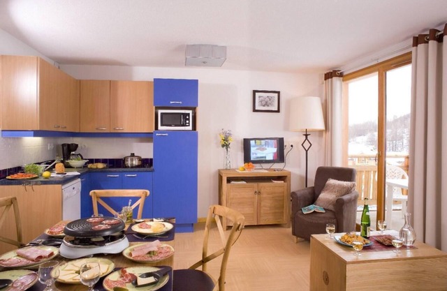 Ski-in/ski-out & foot of the slopes, swimming pool, balcony, 60-70m², Les Orres