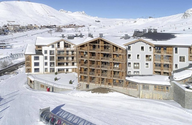Ski-in/ski-out & foot of the slopes, 1st floor, swimming pool, balcony, parking, tv, ski locker