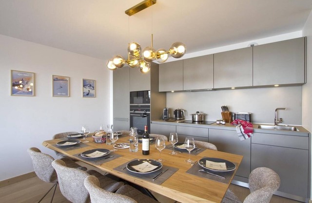 Ski-in/ski-out & foot of the slopes, Ground floor, swimming pool, terrace, parking, tv, ski locker