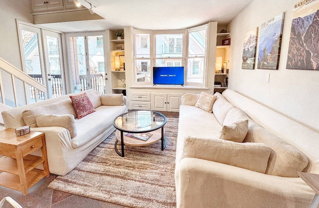 Ski in/Ski out, Pet Friendly in the Heart of Mountain Village!