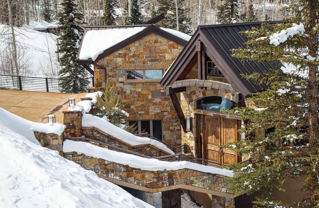 Ski-In/Ski-Out Luxury with Stunning Rooftop Views