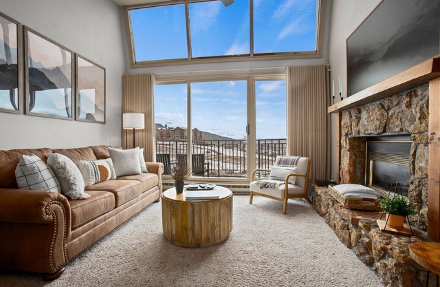 Ski In Top Floor Condo - Amazing Ski Area Views - Private Shuttle, Hot Tub, Sauna