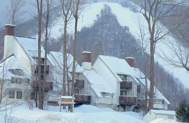 ☆ SKI ON/OFF! ☆ Luxe 2BR+ Trailside! Steam Shower, hot tub, pool, gym +more