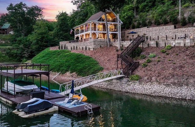 Skipping Stones Getaway - Watauga Lake Dock & Hot Tub, Summer Fun Awaits