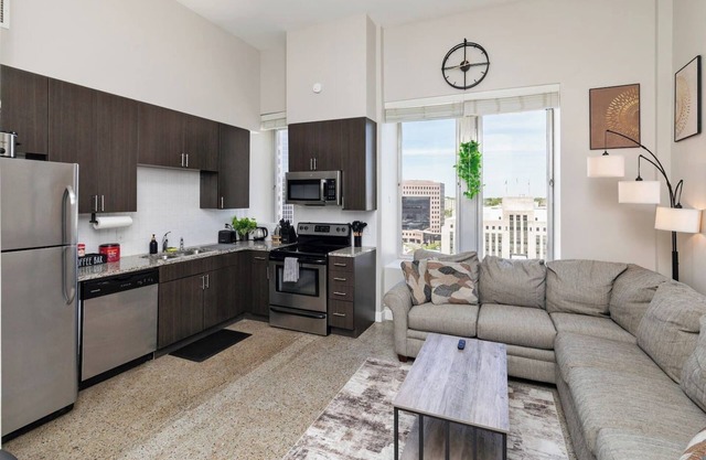 Sky Condo - 13th Floor 2br/1ba In Central Downtown