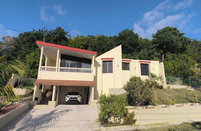 Sky House. Charming 4-bedroom home, fast WiFi, A/C in enchanting Rincón