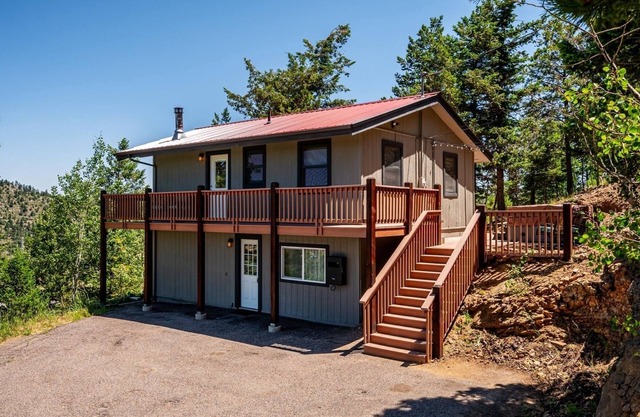 Sky Mountain Retreat. Escape to the serene winter beauty of Evergreen, Colorado