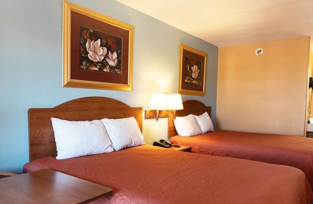 Sky Palace Inn & Suites By Jasper Laredo- 2 Queen Bed Non Smoking