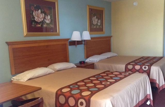 Sky Palace Inn & Suites By Jasper Laredo - 2 Queen Bed Smoking