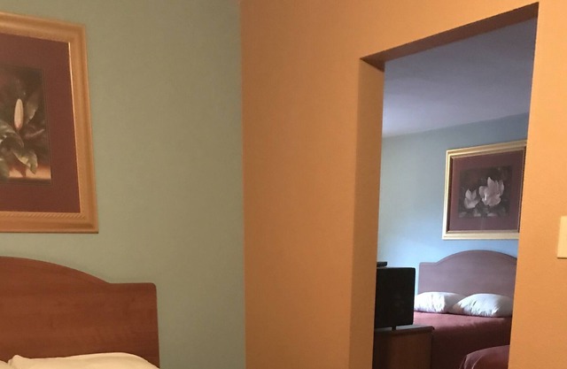 Sky Palace Inn & Suites By Jasper Laredo - 3 Queen Bed Non Smoking