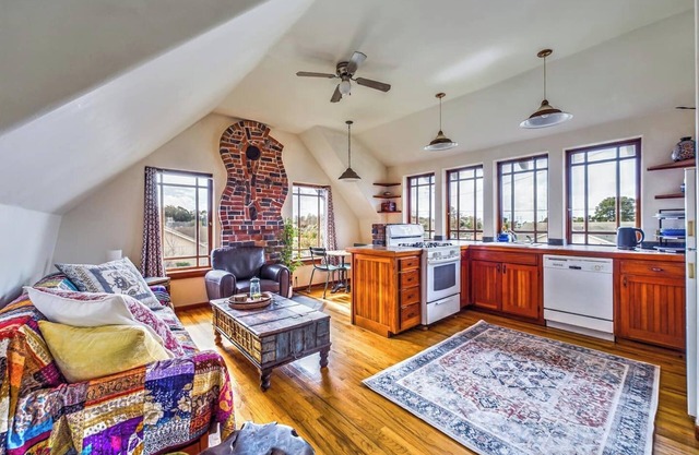 SkyDeck Crazy Wave Suite - Cozy Digs, 2nd Fl, Dog/Pet Friendly!