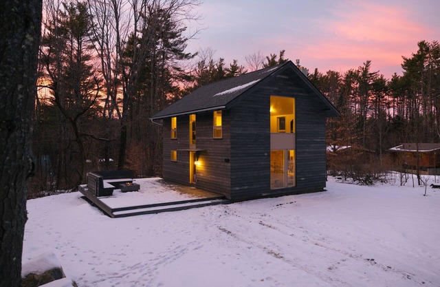Skyhawk Cabin: refined modern getaway with hot tub