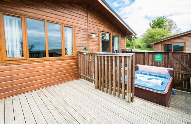 Skylark Lodge with Hot Tub near Cupar, Fife