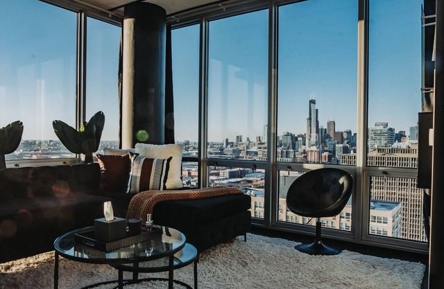 Skyline Serenity: Sauna, Hot Tub, Peloton, Views, Free Parking, Wifi