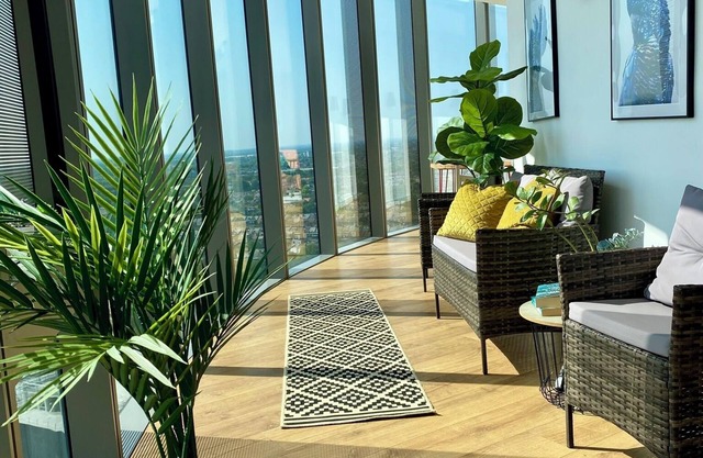 Skyline Views, Boutique 2-Bed, 2-Bath, West London Apartment