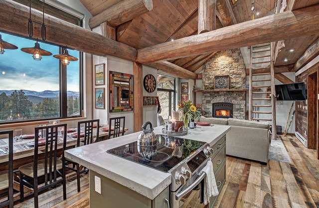 SkyRun Cabin - Stunning Mountain Views & Fire Pit