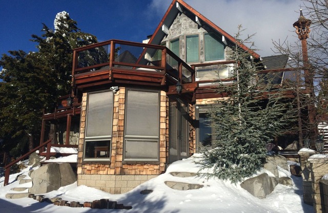 Sledding hills, amazing views, game room, Ski & Sky Park min away, park 10 cars