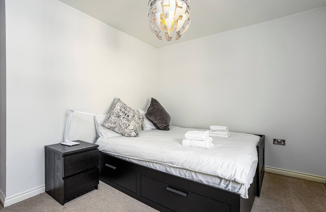 Sleek 2BD City Stay in the Heart of Edinburgh