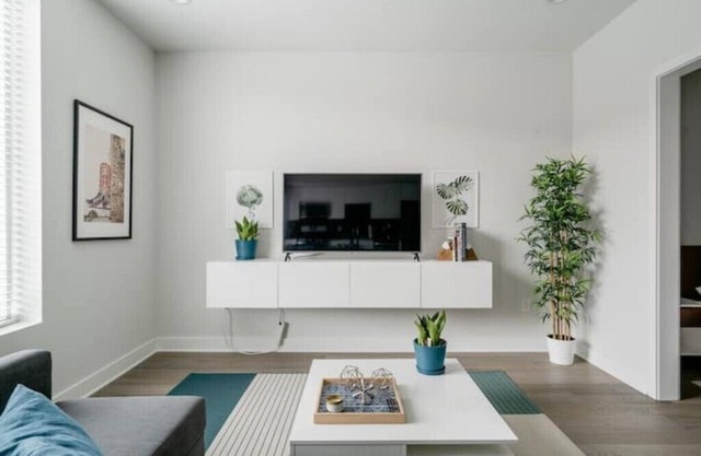 Sleek Downtown Condo with Free Parking, Pool and Gym