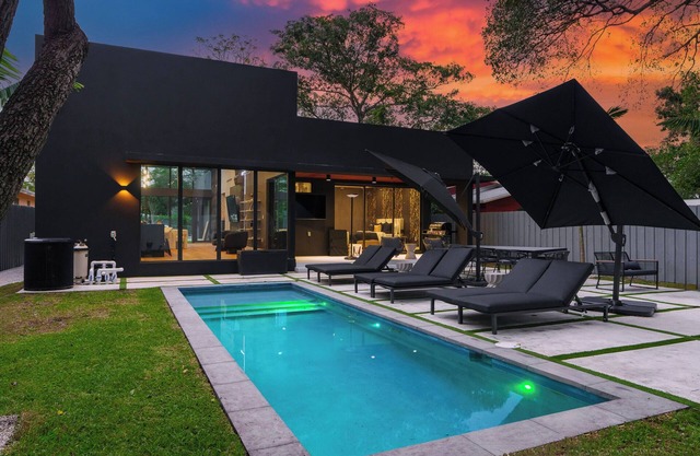 Sleek Luxury Villa, Pool, BBQ, King Bed, Near Design District & Little Haiti